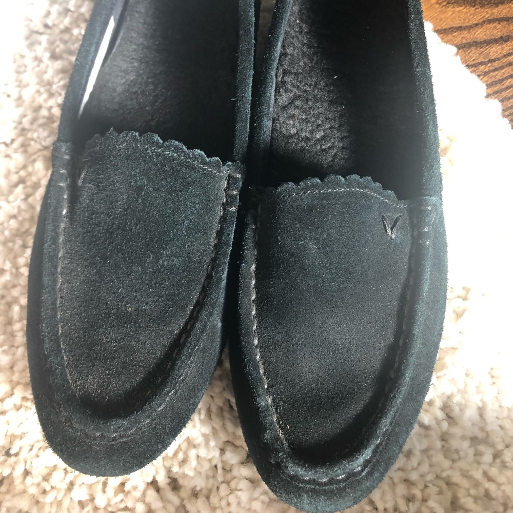 VIONIC slip ons sz 7 womens